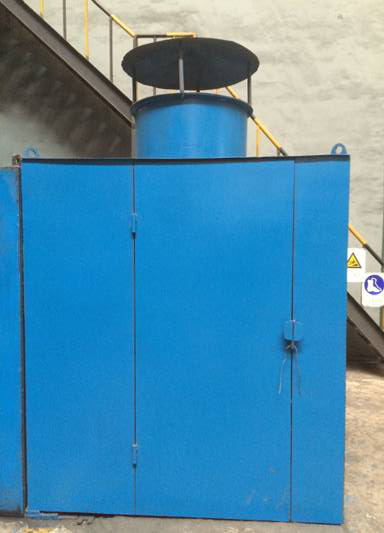 电缆隧道引入,集电环部分与隧道相通,但由于隧道地势较低,且密不通风